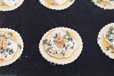 Ziegenkäse-Tartlet mit Birne Walnuss Honig - www.qevorlanix.pro