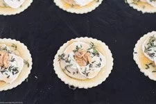 Ziegenk&auml;se-Tartlet mit Birne Walnuss Honig - www.qevorlanix.pro