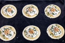 Ziegenkäse-Tartlet mit Birne Walnuss Honig - www.qevorlanix.pro