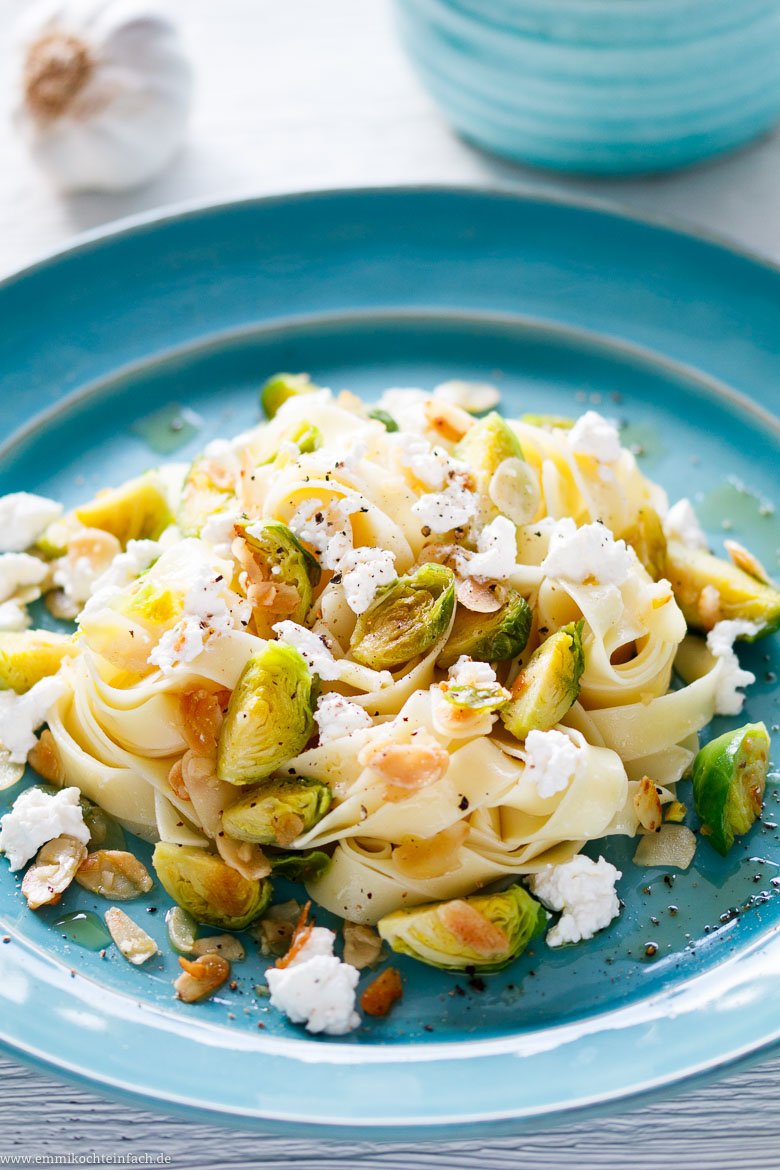 Schnelle Pasta mit Rosenkohl, Mandeln & Ricotta - www.qevorlanix.pro