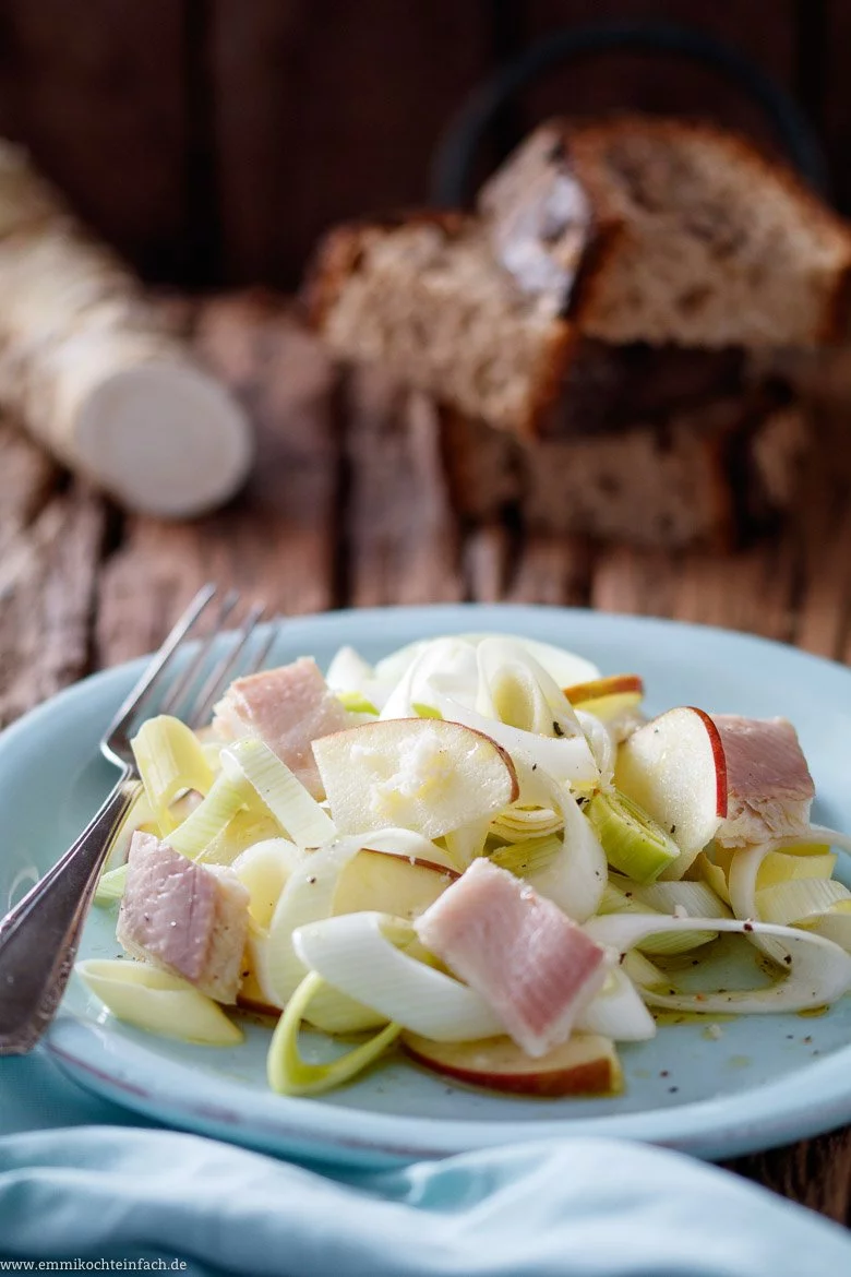 Lauchsalat mit &Auml;pfeln und R&auml;ucherforelle - www.qevorlanix.pro