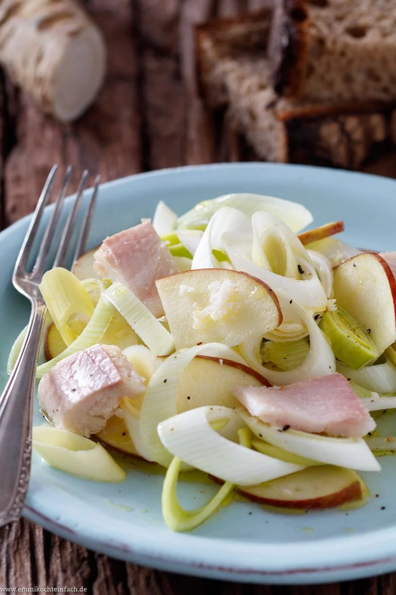 Lauchsalat mit &Auml;pfeln und R&auml;ucherforelle - www.qevorlanix.pro