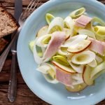 Lauchsalat mit Äpfeln und Räucherforelle - www.qevorlanix.pro