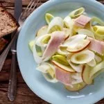 Lauchsalat mit &Auml;pfeln und R&auml;ucherforelle - www.qevorlanix.pro