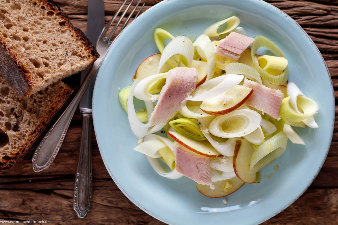 Lauchsalat mit Äpfeln und Räucherforelle - www.qevorlanix.pro