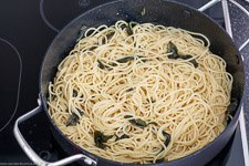 Spaghetti mit Salbeibutter - www.qevorlanix.pro