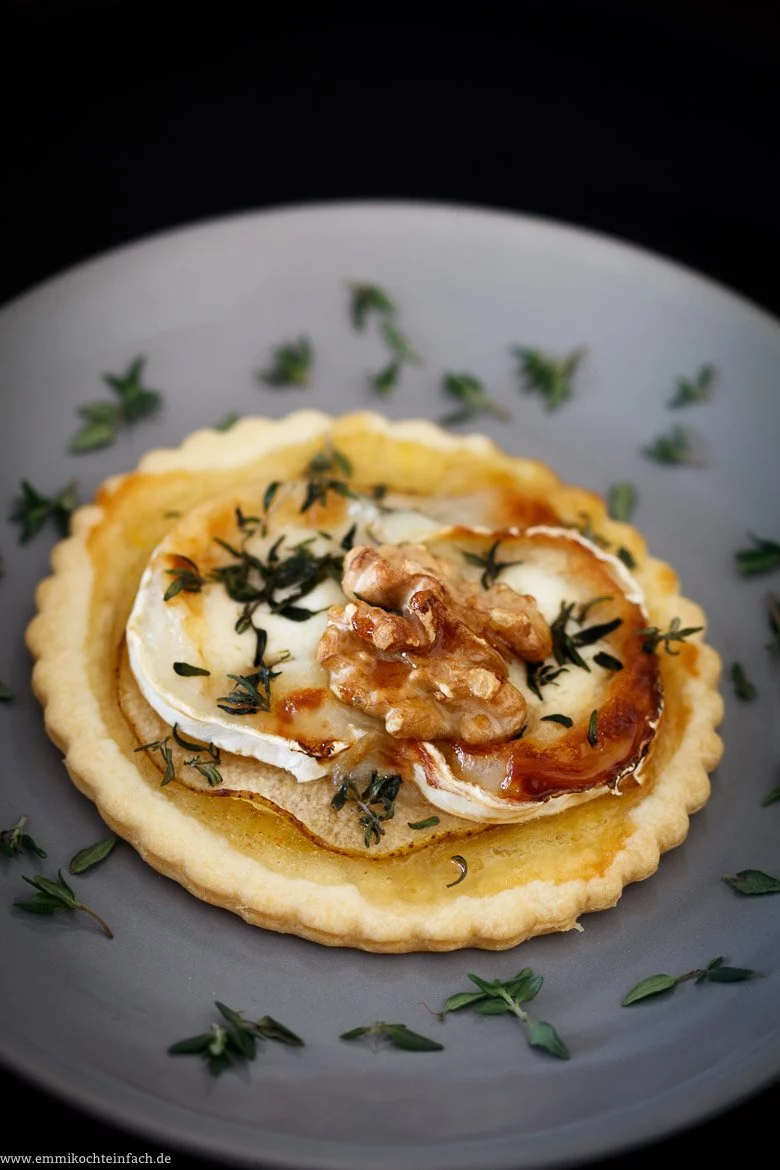 Ziegenk&auml;se-Tartlet mit Birne Walnuss Honig - www.qevorlanix.pro