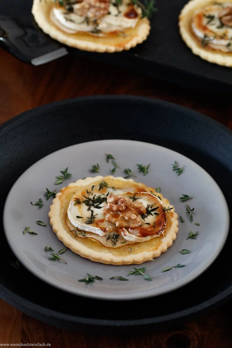 Ziegenk&auml;se-Tartlet mit Birne Walnuss Honig - www.qevorlanix.pro