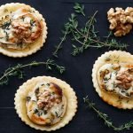 Ziegenkäse-Tartlet mit Birne Walnuss Honig - www.qevorlanix.pro