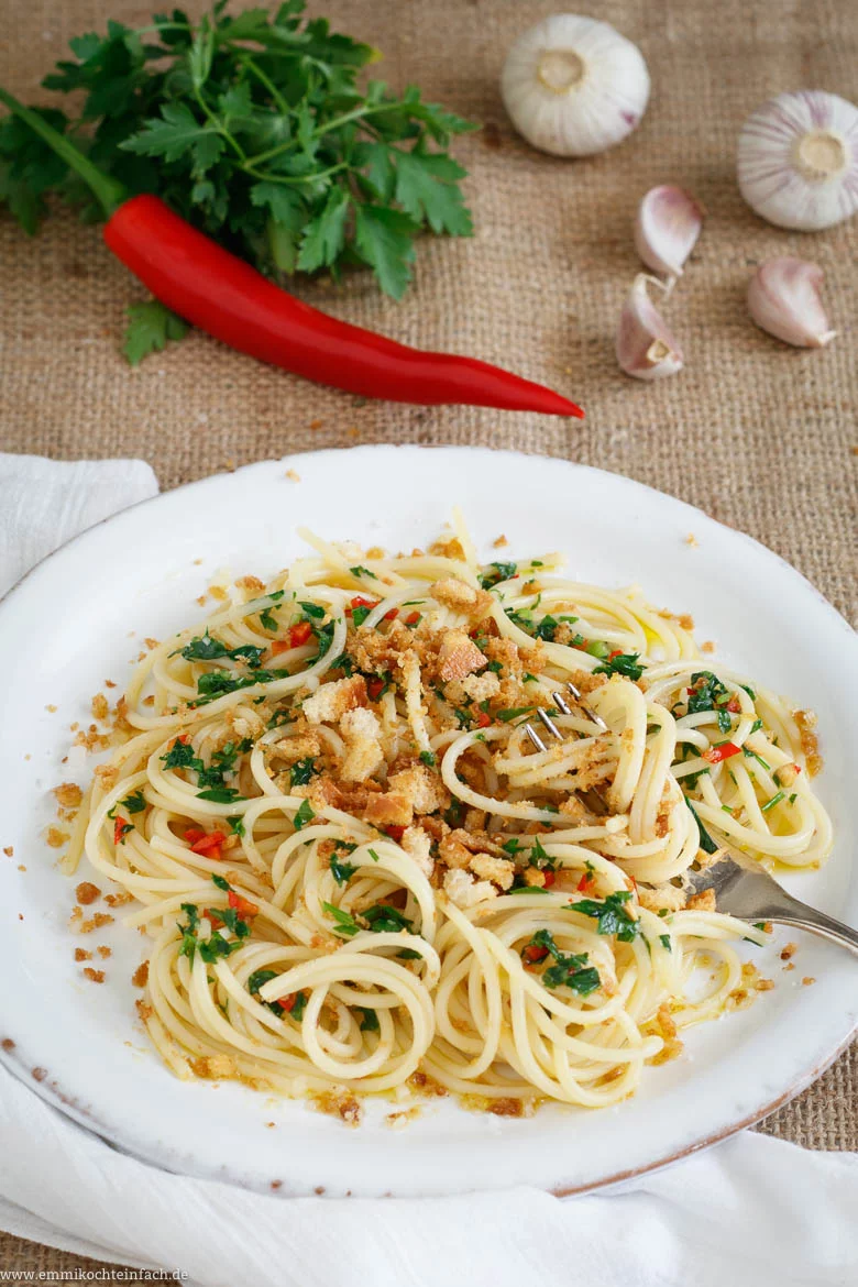 Spaghetti mit Knoblauch, Olivenöl, Chili und Brotkrumen - www.qevorlanix.pro