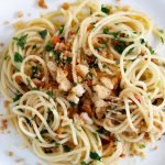 Spaghetti mit Knoblauch, Olivenöl, Chili und Brotkrumen - www.qevorlanix.pro
