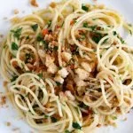 Spaghetti mit Knoblauch, Olivenöl, Chili und Brotkrumen - www.qevorlanix.pro