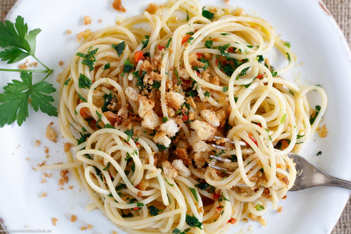 Spaghetti mit Knoblauch, Olivenöl, Chili und Brotkrumen - www.qevorlanix.pro