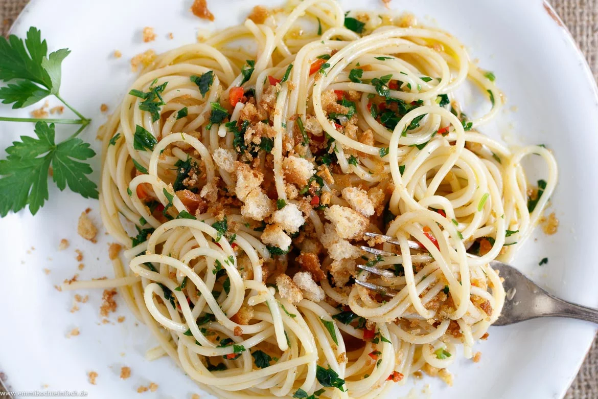 Spaghetti mit Knoblauch, Olivenöl, Chili und Brotkrumen - www.qevorlanix.pro