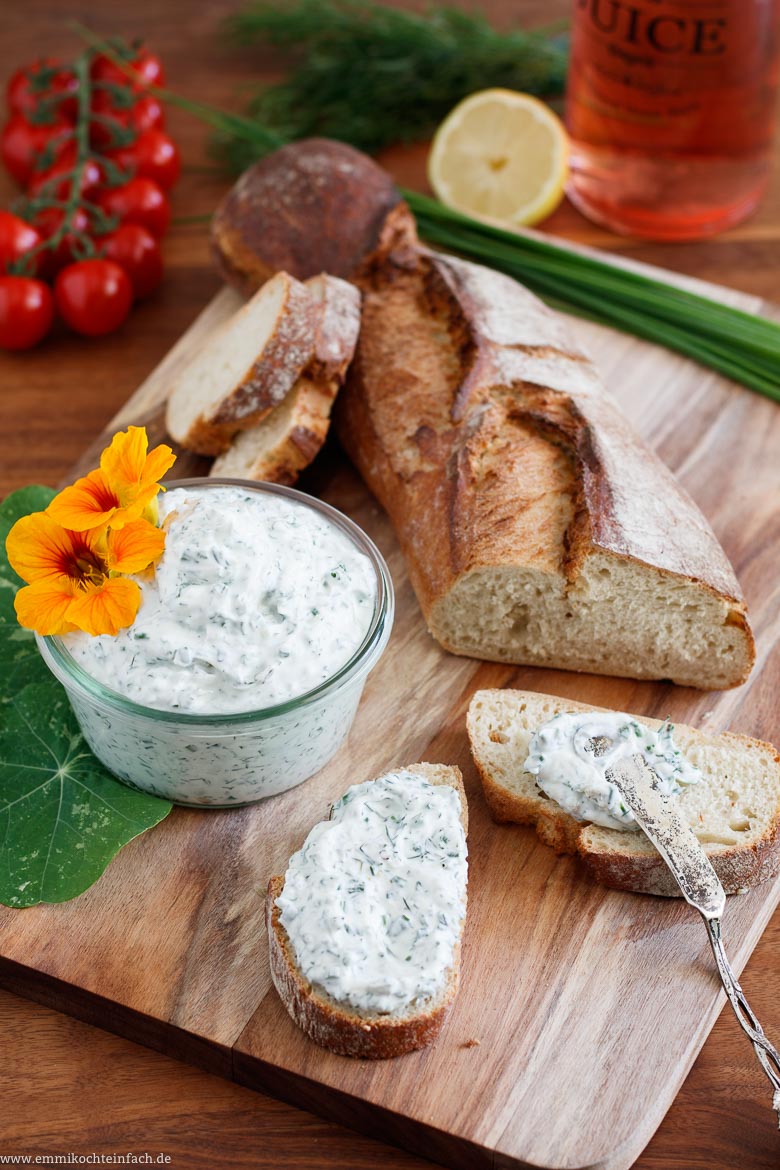 Kräuterquark als Brotaufstrich oder Dip servieren