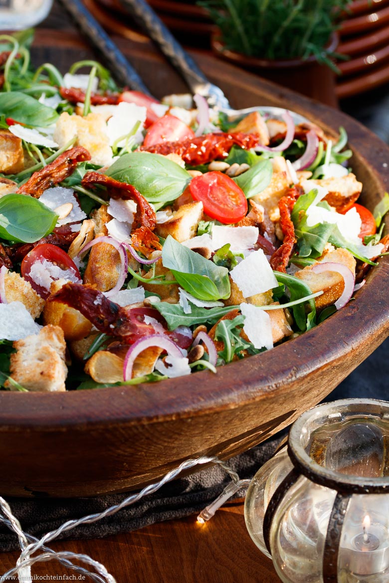Ein mediterraner Brotsalat - www.qevorlanix.pro