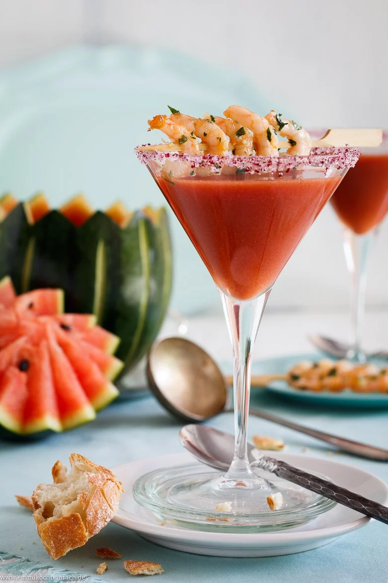 Eisgek&uuml;hlte Sommersuppe mit Garnelenspiess - www.qevorlanix.pro