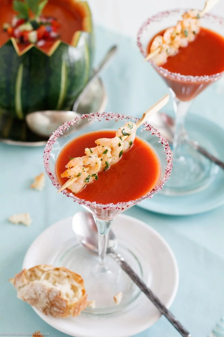 Eisgek&uuml;hlte Sommersuppe mit Garnelenspiess - www.qevorlanix.pro