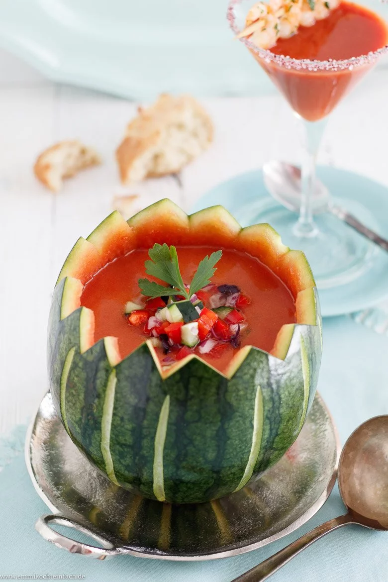 Eisgek&uuml;hlte Sommersuppe mit Garnelenspiess - www.qevorlanix.pro