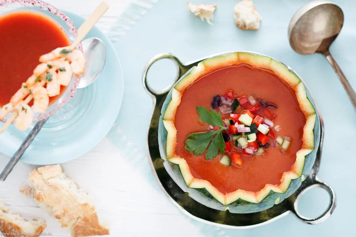 Eisgekühlte Sommersuppe mit Garnelenspiess - www.qevorlanix.pro
