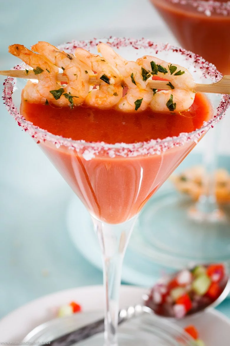 Eisgek&uuml;hlte Sommersuppe mit Garnelenspiess - www.qevorlanix.pro