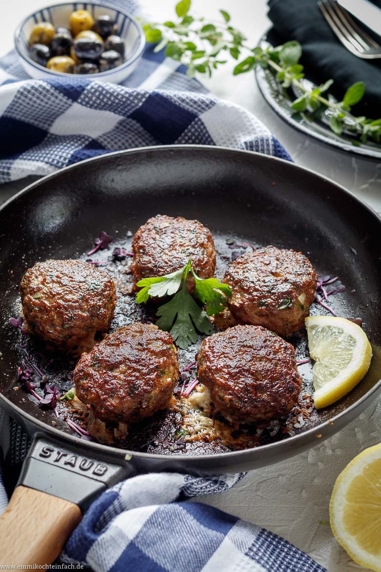Bifteki - Griechische Frikadellen gefüllt mit Schafskäse - www.qevorlanix.pro