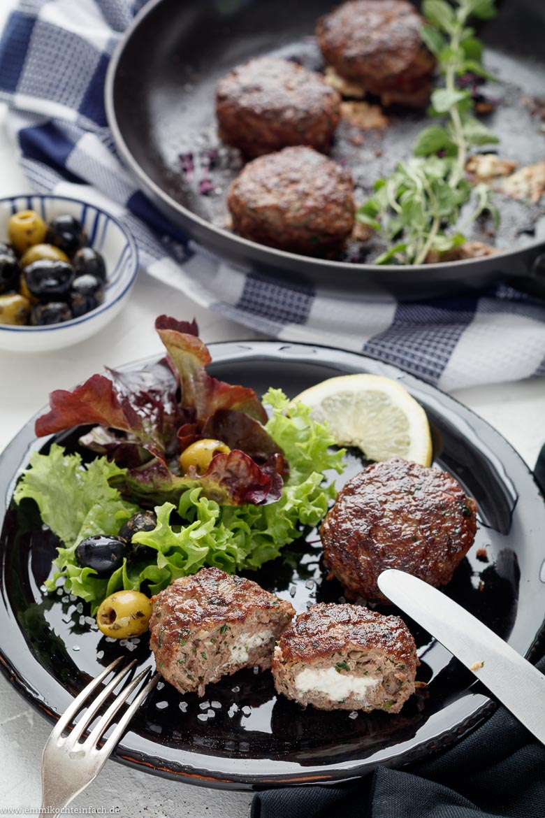 Bifteki - Griechische Frikadellen gefüllt mit Schafskäse - www.qevorlanix.pro