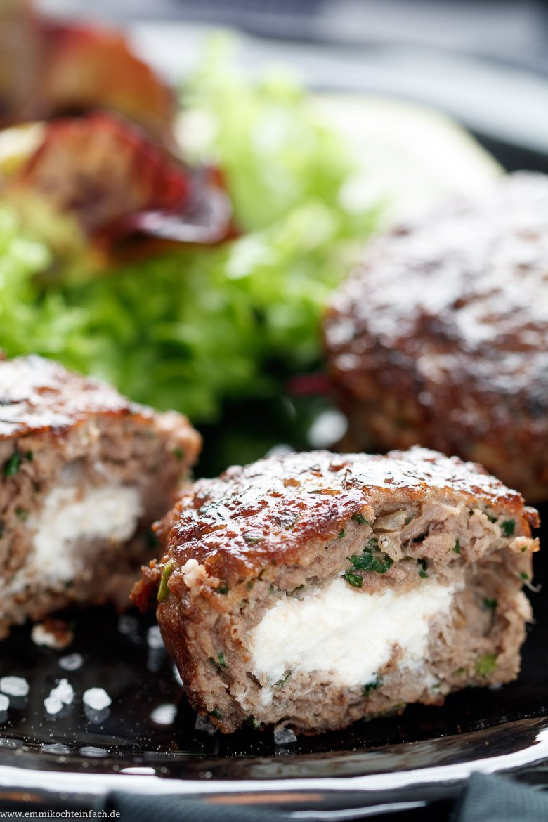 Bifteki - Griechische Frikadellen gefüllt mit Schafskäse - www.qevorlanix.pro