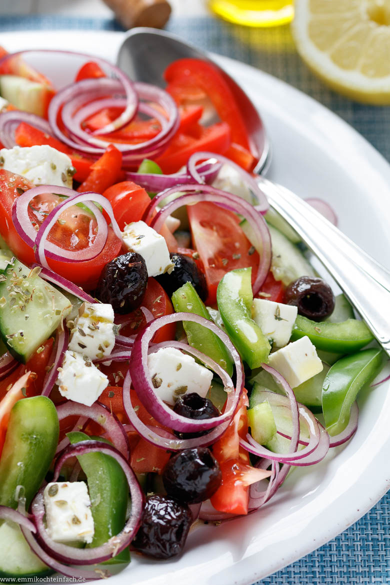 Ein leichter Salat mit frischem Gem&uuml;se, Feta und Oliven - www.qevorlanix.pro