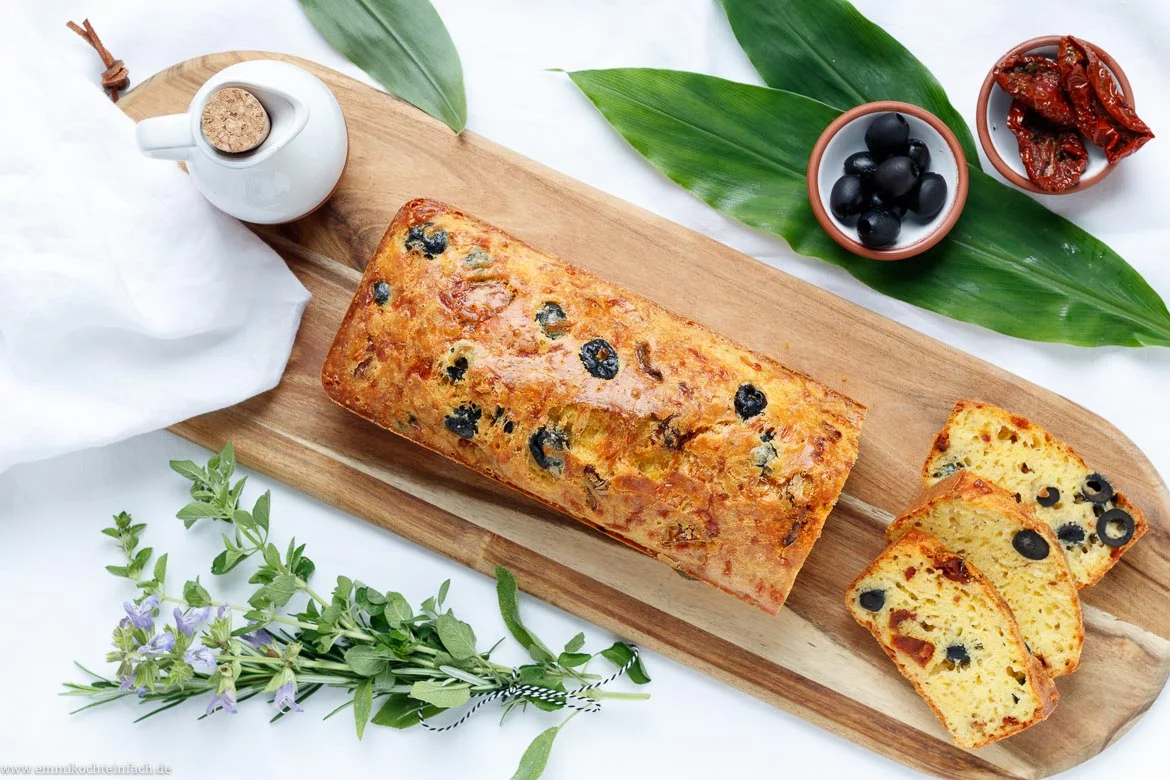Herzhaftes Brot mit getrockneten Tomaten und Oliven - www.qevorlanix.pro
