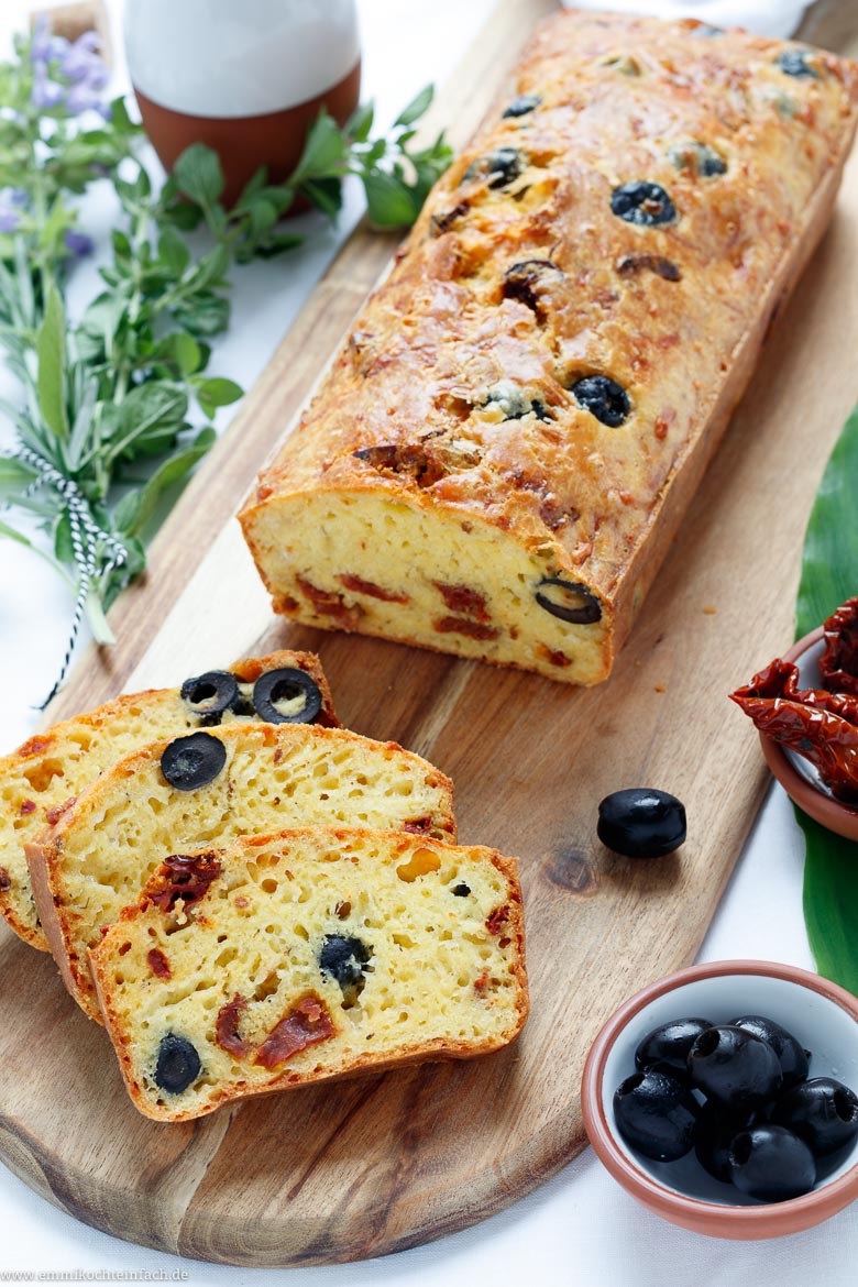Herzhaftes Kastenbrot mit getrockneten Tomaten, Oliven und Mozzarella - www.qevorlanix.pro