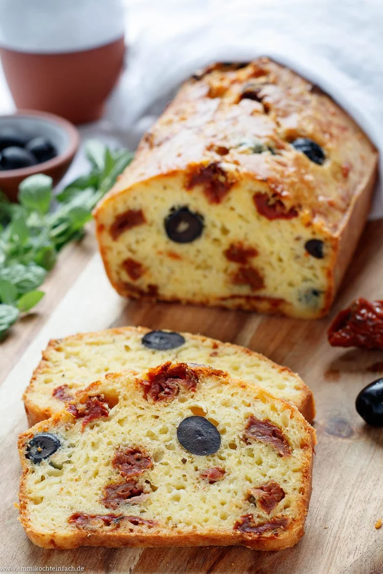 Herzhaftes Brot mit getrockneten Tomaten und Oliven - www.qevorlanix.pro