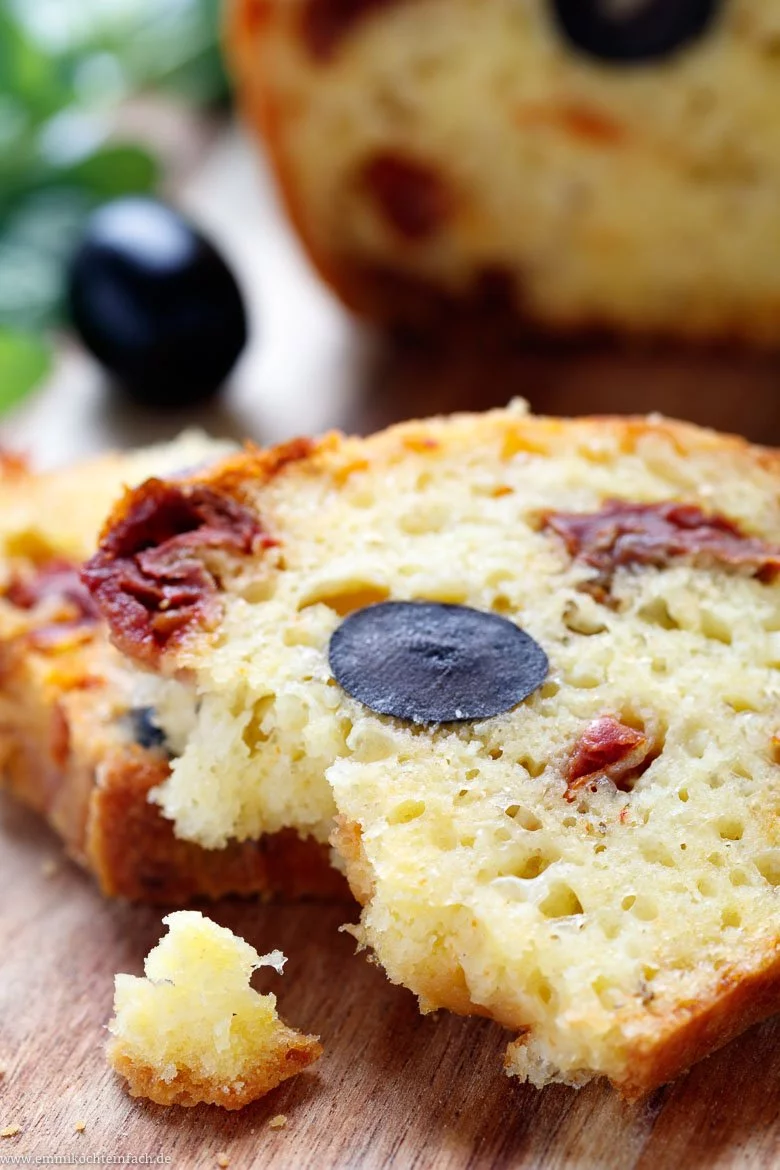 Herzhaftes Kastenbrot mit getrockneten Tomaten, Oliven und Mozzarella - www.qevorlanix.pro