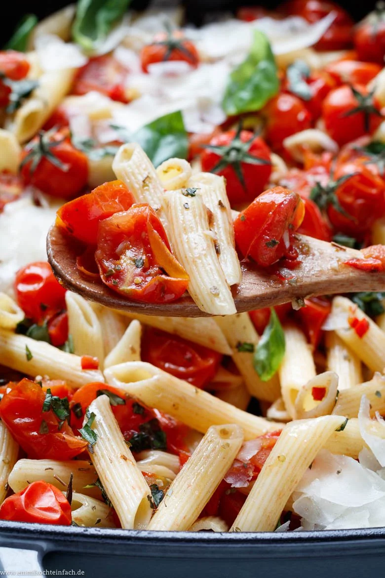 Pasta mit gegrillten Kirschtomaten und Pecorino - www.qevorlanix.pro