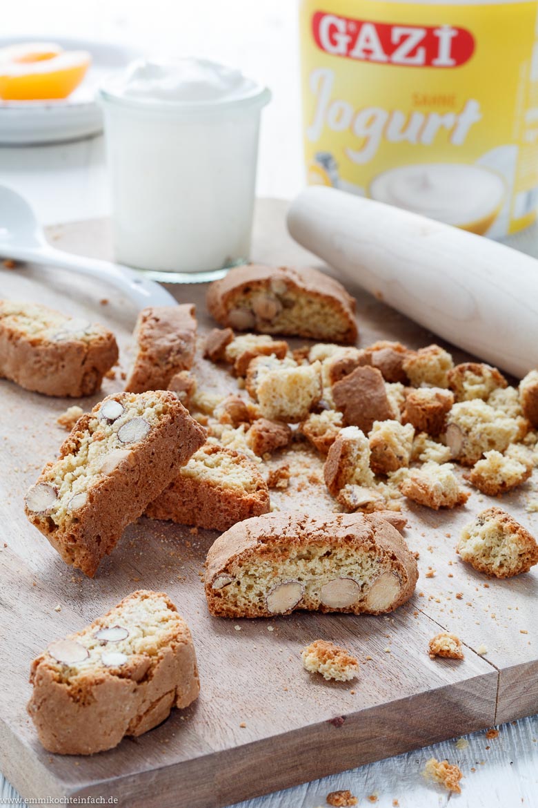 Joghurt-Cantuccini-Dessert mit Pfirsichen - www.qevorlanix.pro