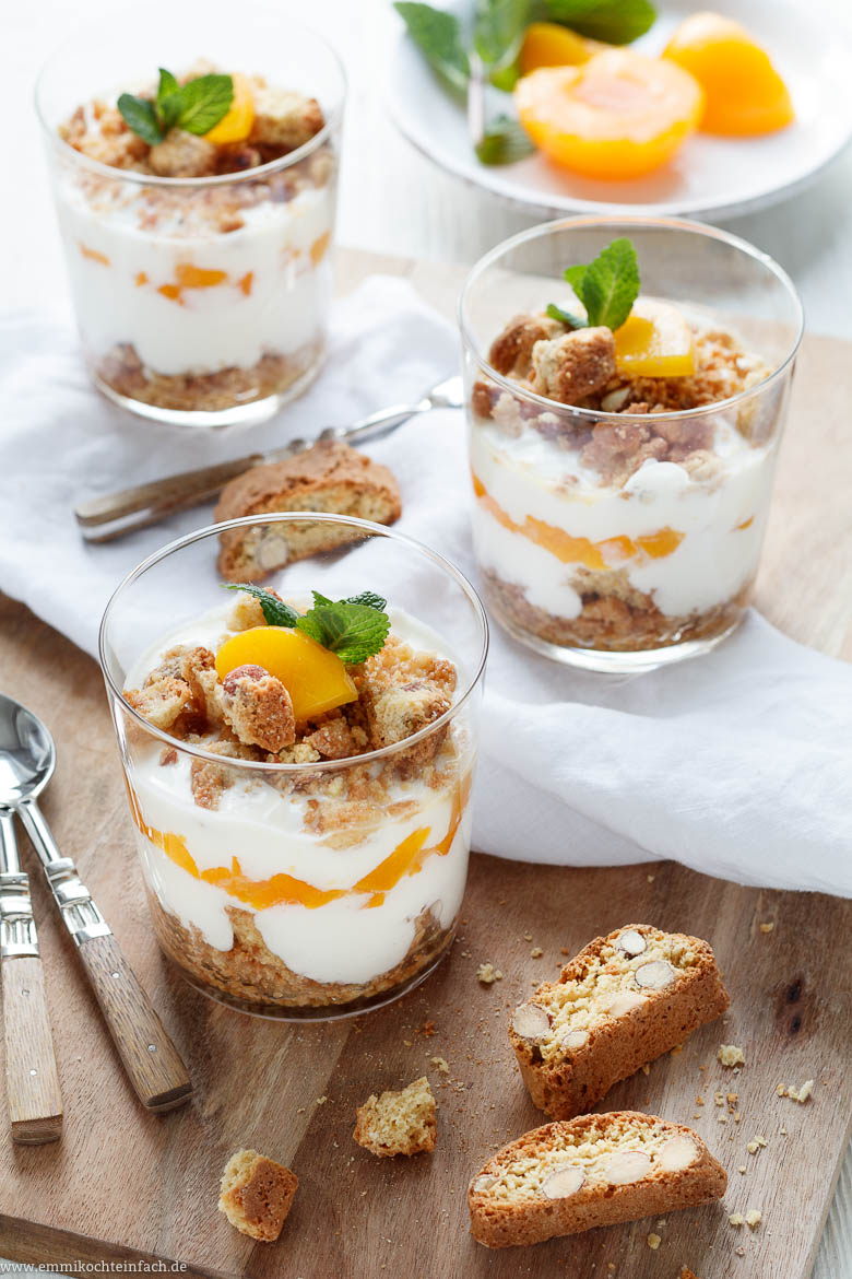 Joghurt-Cantuccini-Dessert mit Pfirsichen - www.qevorlanix.pro