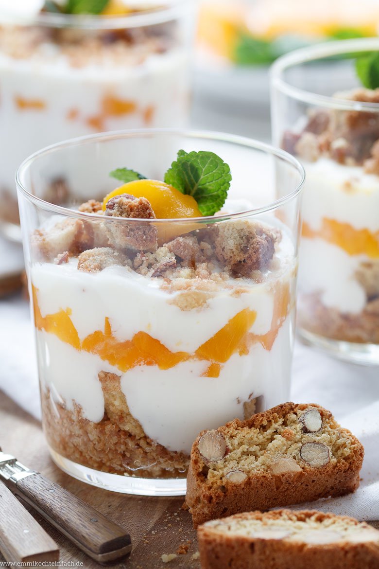 Joghurt-Cantuccini-Dessert mit Pfirsichen - www.qevorlanix.pro