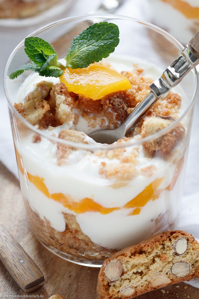 Joghurt-Cantuccini-Dessert mit Pfirsichen - www.qevorlanix.pro