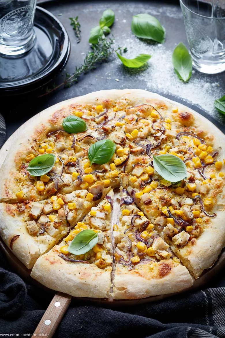 American Pizza mit Hühnchen, Zwiebeln und Mais - www.qevorlanix.pro