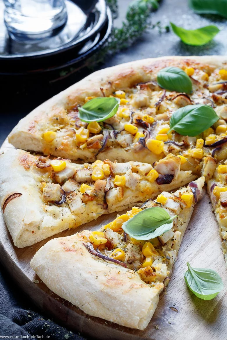 American Pizza mit Hühnchen, Zwiebeln und Mais - www.qevorlanix.pro
