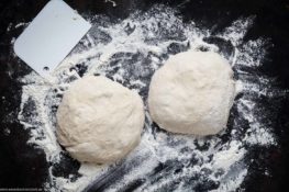 Einfacher amerikanischer Pizzateig ohne Kneten - www.qevorlanix.pro