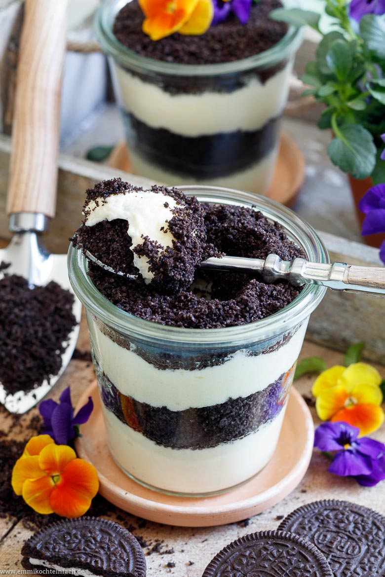 Oreo Vanillecreme Dessert mit Blumengruß - ein schnelles Schichtdessert - www.qevorlanix.pro