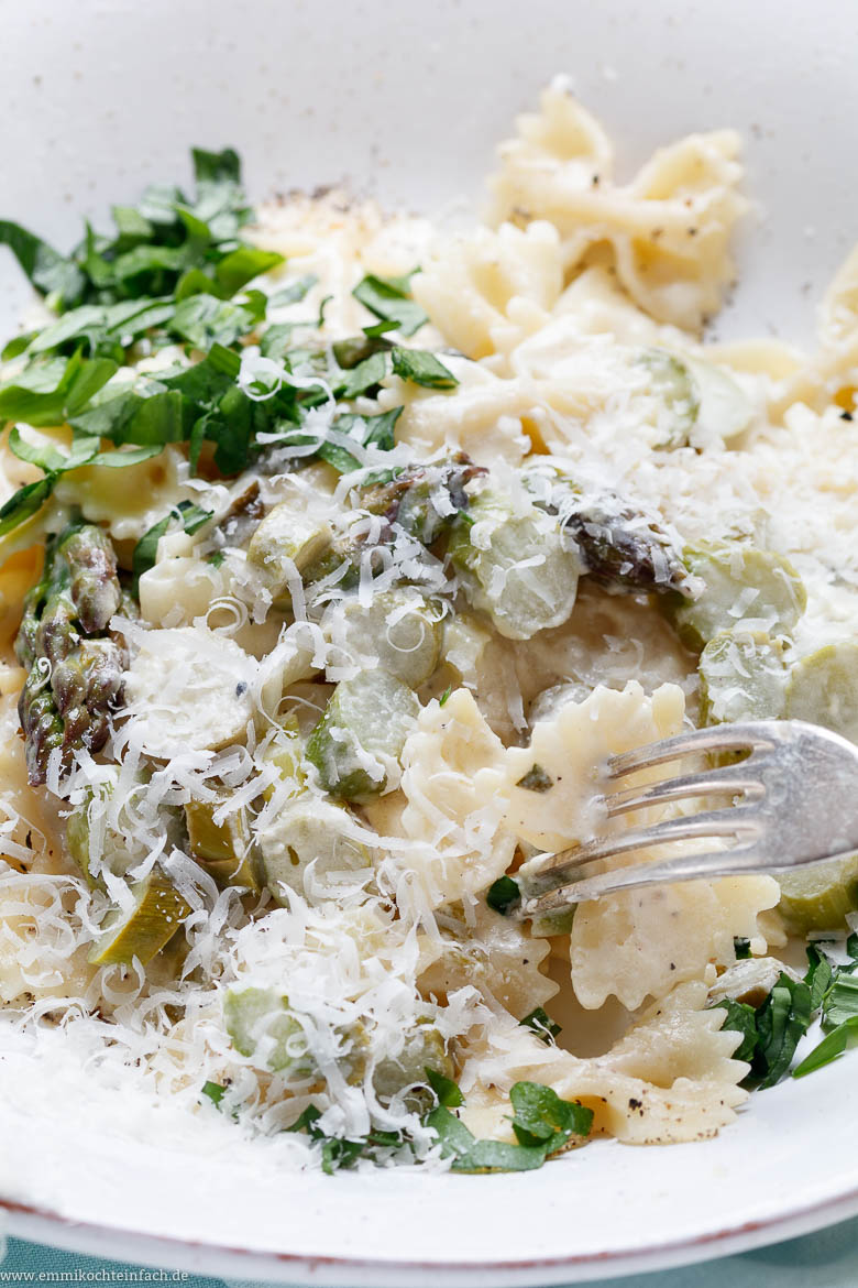 Fr&uuml;hlingspasta mit gr&uuml;nem Spargel in Weisswein Parmesansauce - www.qevorlanix.pro