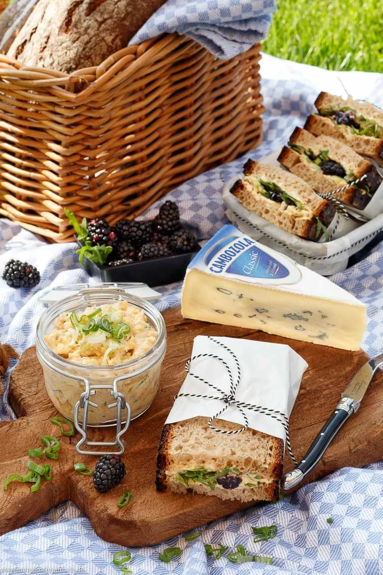 Picknick Sandwich mit cremigem Cambozola Aufstrich - www.qevorlanix.pro