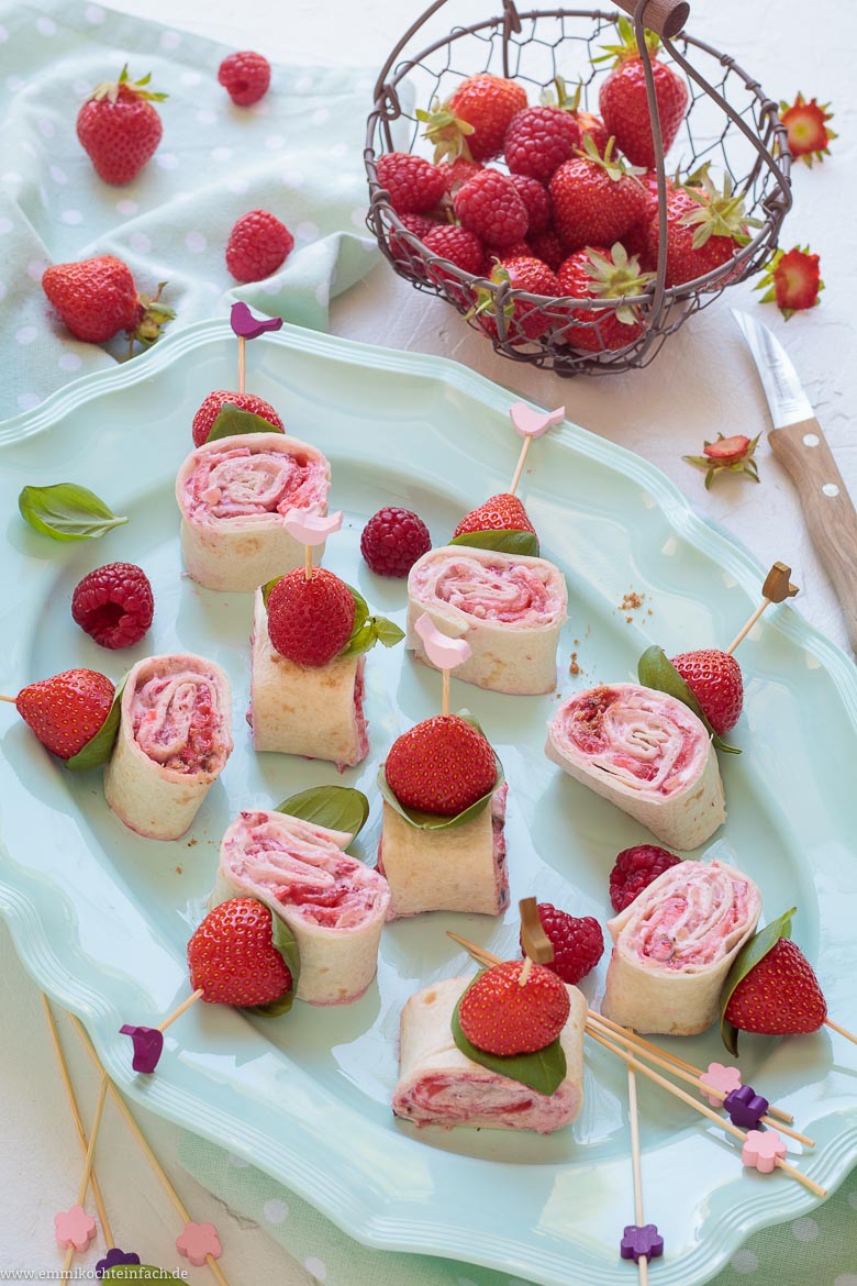 Süsse Tapas Röllchen mit Erdbeeren und Himbeercreme sind ein einfach gemachtes Fingerfood - www.qevorlanix.pro
