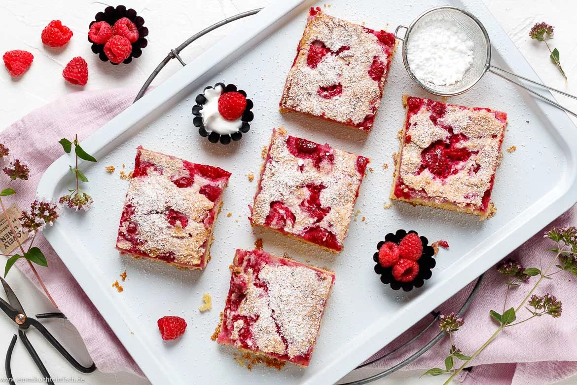 Ein leckerer Blechkuchen mit Himbeeren - www.qevorlanix.pro