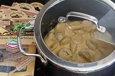 Basilikum-Pesto-Tortelloni in Zitronensauce - www.qevorlanix.pro