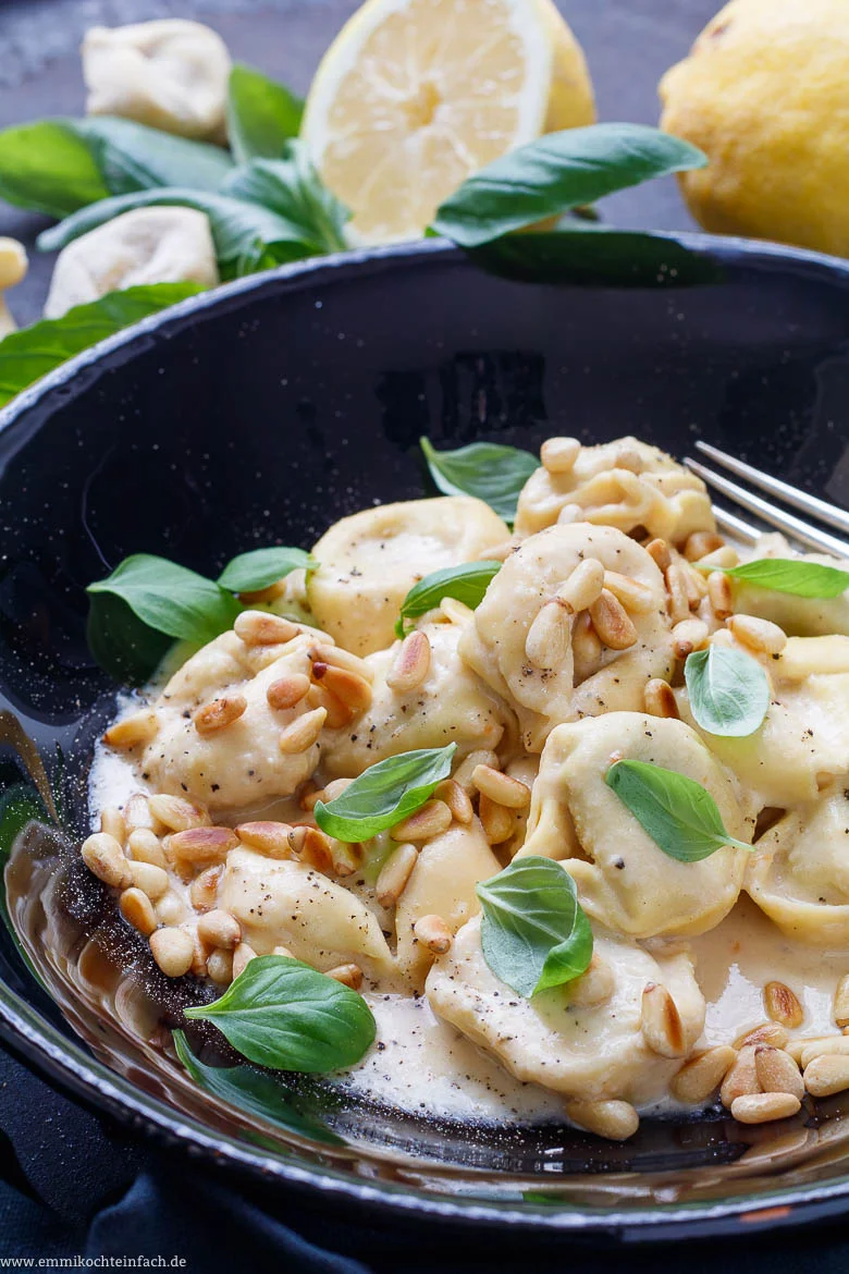 Basilikum-Pesto-Tortelloni in Zitronensauce - www.qevorlanix.pro