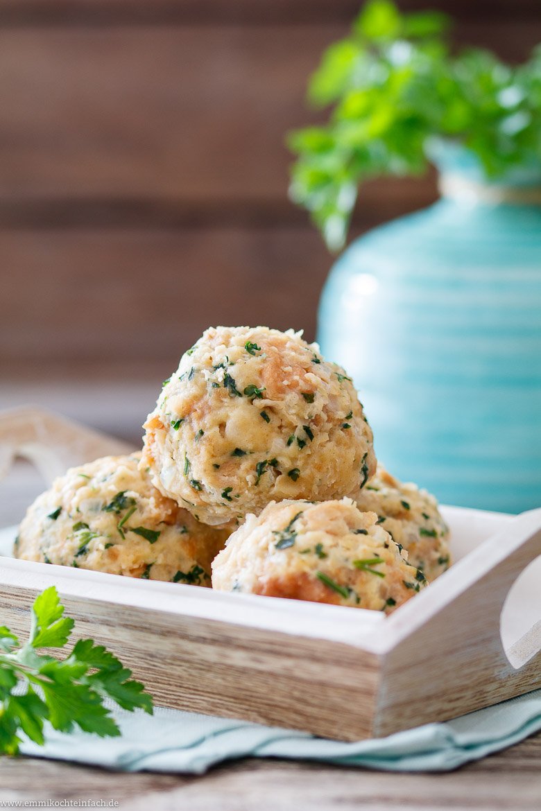 Klassische Kn&ouml;del aus Br&ouml;tchen (Semmel) - www.qevorlanix.pro