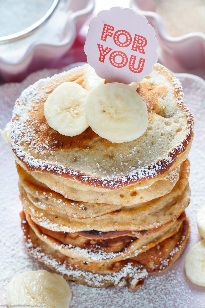 Klassische Bananen-Pancakes in Stapelform und best&auml;ubt.